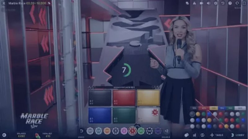 Marble Race Live-Ansicht mit Moderator und Wettfenster